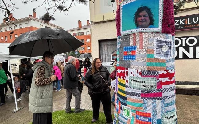 El árbol decorado muestra la imagen de Marisa Amundarain en su memoria y en recuerdo a su aportación