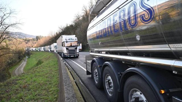 Camiones parados en Behobia por la protesta de agricultores / Pedro Martínez