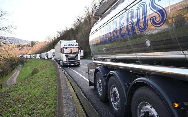 Camiones parados en Behobia por la protesta de agricultores / Pedro Martínez