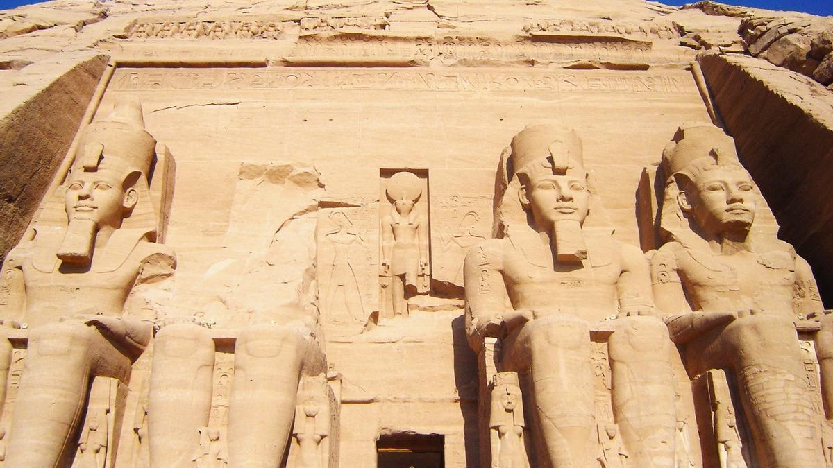 Imponente fachada del Gran Templo de Abu Simbel.