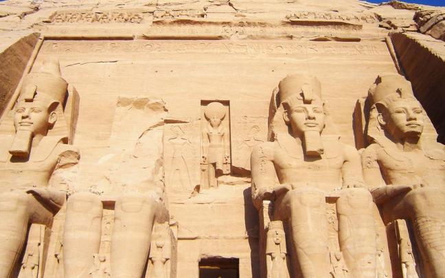 Imponente fachada del Gran Templo de Abu Simbel.