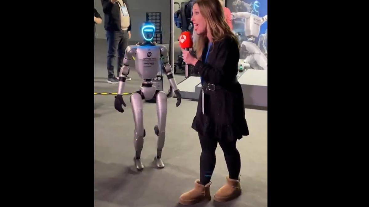 La reportera, junto a robot.