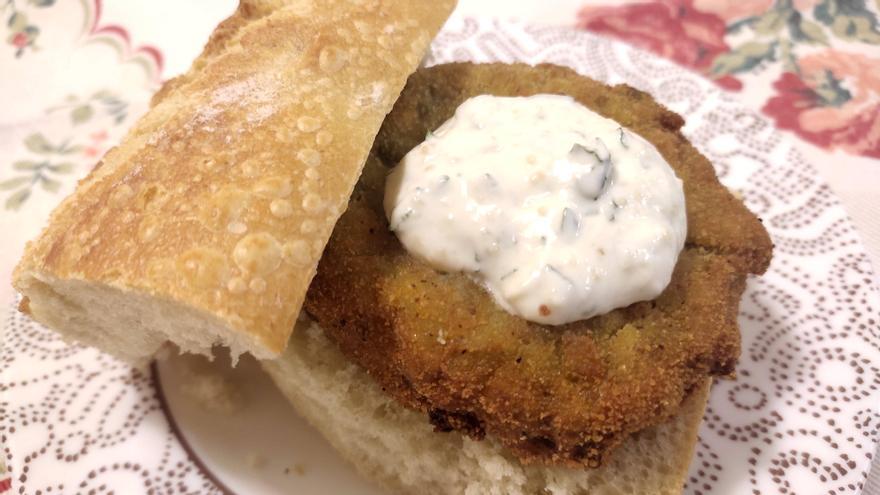 Una minihamburguesa vegetal con crema de yogur en bocadillo.