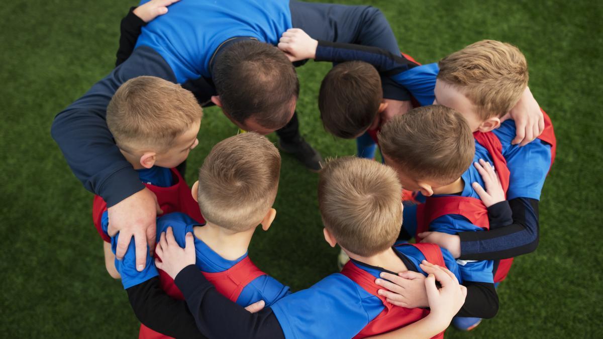 Imagen de archivo de un partido de fútbol de niños.