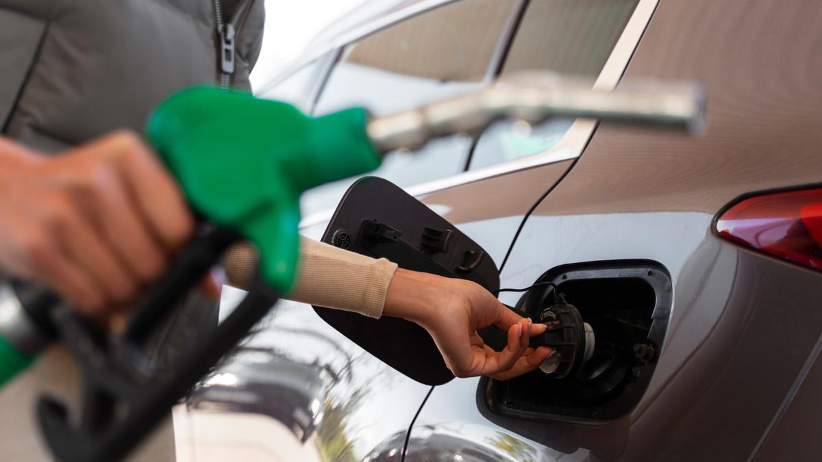 Una mujer, dispuesta a repostar combustible