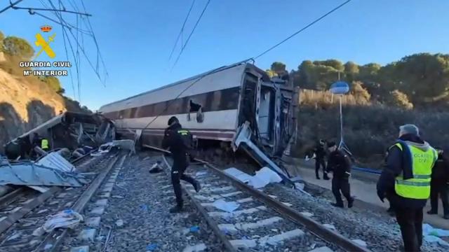 Operarios trabajan en uno de los trenes siniestrados.