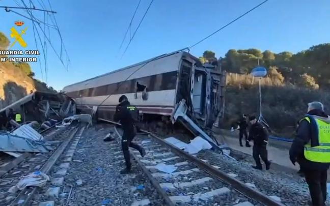 Operarios trabajan en uno de los trenes siniestrados.