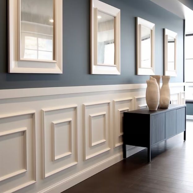 Un arrimadero de madera en color blanco aporta elegancia a este pasillo.