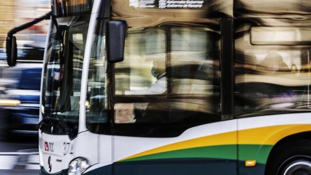 Una villavesa circulando por Pamplona.