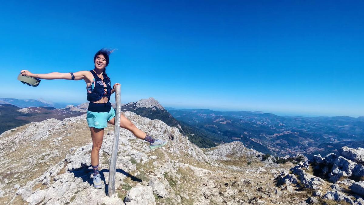 Miriam en la cima del Aratz