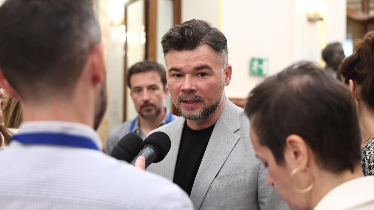 Gabriel Rufián atiende a los medios de comunicación en los pasillos del Congreso de los Diputados