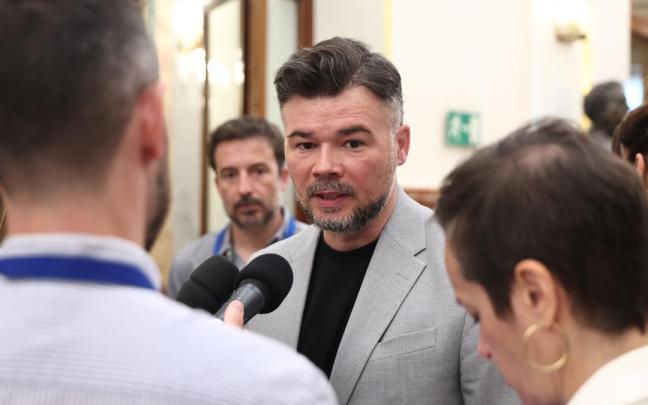 Gabriel Rufián atiende a los medios de comunicación en los pasillos del Congreso de los Diputados