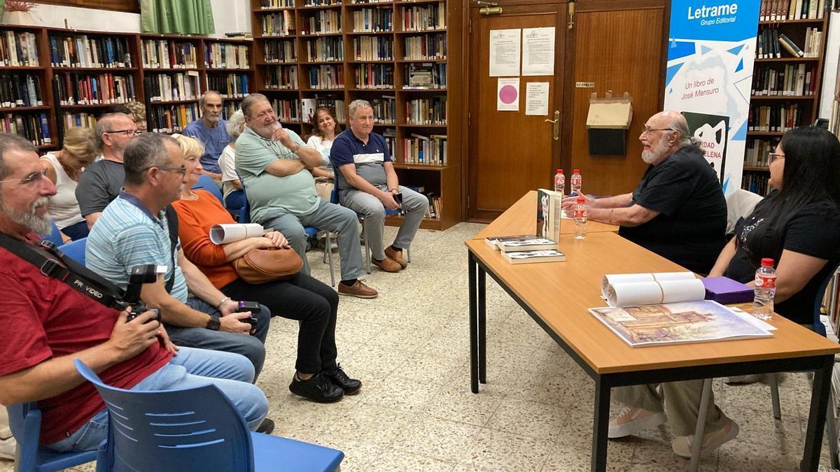 José Mensuro 'Mensu' presentando una de sus anteriores obras en la biblioteca Dunboa de Irun.
