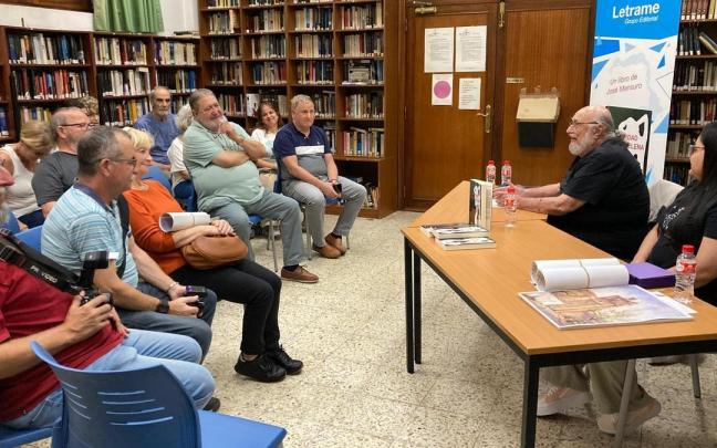 José Mensuro 'Mensu' presentando una de sus anteriores obras en la biblioteca Dunboa de Irun.