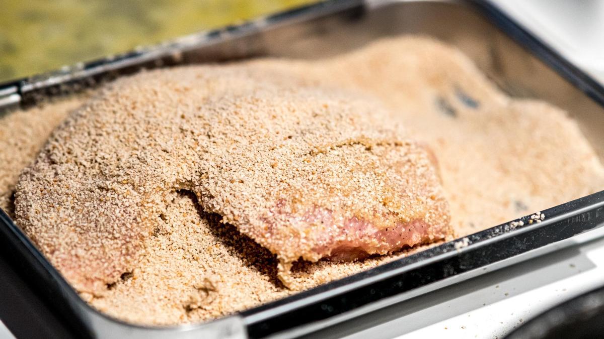 Un filete de pollo empanado listo para llevar a la sartén.