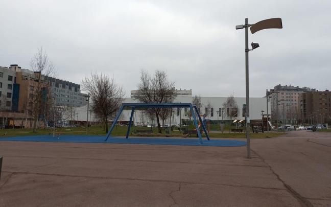 En imágenes: así ha amanecido el centro cívico de Salburua, provocando el enfado de vecinos