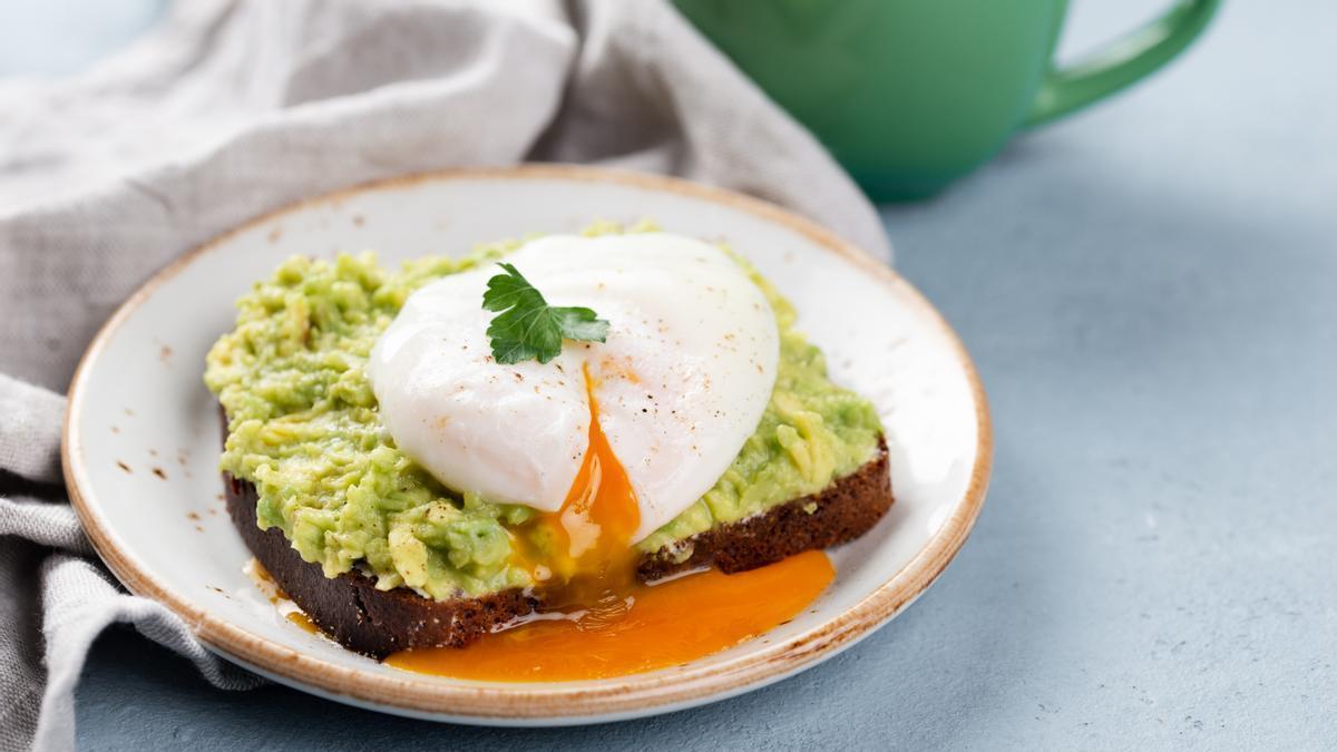 Tostada de pan integral con aguacate y huevo poché.