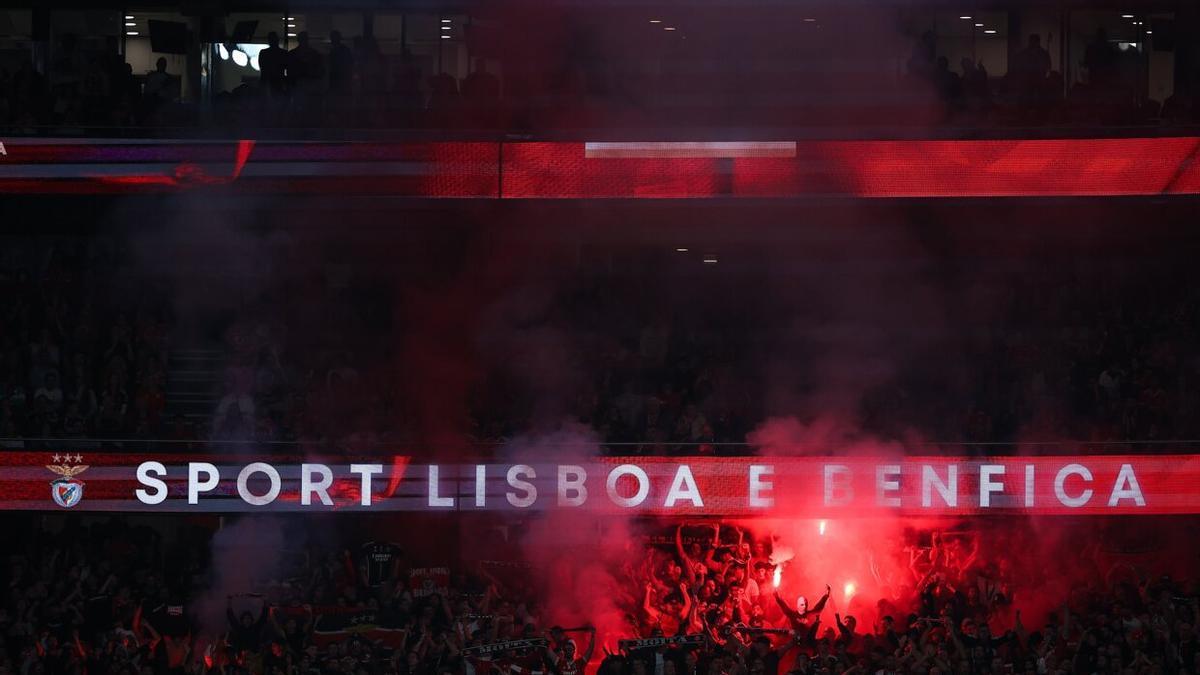 Bengalas encendidas en un fondo de Da Luz, este domingo en la previa contra el Benfica. / RODRIGO ANTUNES