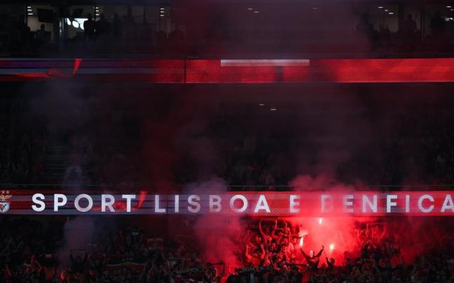 Bengalas encendidas en un fondo de Da Luz, este domingo en la previa contra el Benfica. / RODRIGO ANTUNES