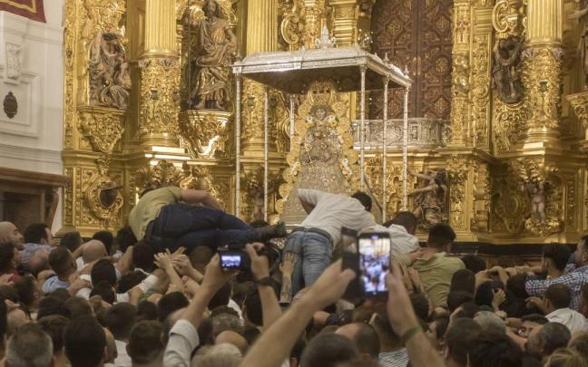 El 'salto' se ha producido sin esperar a que el Simpecado de la Hermandad Matriz de Almonte cruzara la puerta del Santuario. El 'salto' se ha producido sin esperar a que el Simpecado de la Hermandad Matriz de Almonte cruzara la puerta del Santuario.