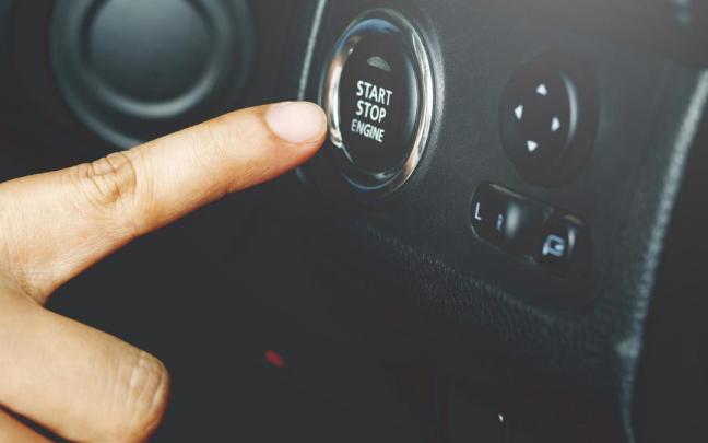 El botón de Start-Stop en un coche.