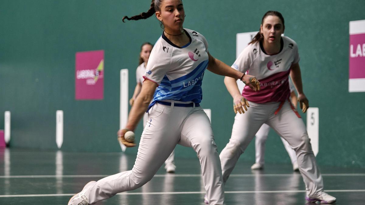 Laia Salsamendi y Ane Mendiburu, de 18 y 19 años, ganan el Abierto de Nafarroa al batir en la final a Alday y Arrillaga (16-22) en un Labrit abarrotado