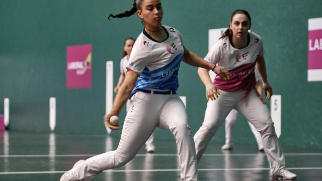 Laia Salsamendi y Ane Mendiburu, de 18 y 19 años, ganan el Abierto de Nafarroa al batir en la final a Alday y Arrillaga (16-22) en un Labrit abarrotado