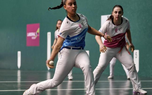 Laia Salsamendi y Ane Mendiburu, de 18 y 19 años, ganan el Abierto de Nafarroa al batir en la final a Alday y Arrillaga (16-22) en un Labrit abarrotado
