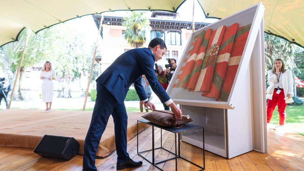 Pradales, ante la ikurriña que se encontraba en el despacho del lehendakari Agirre de París.