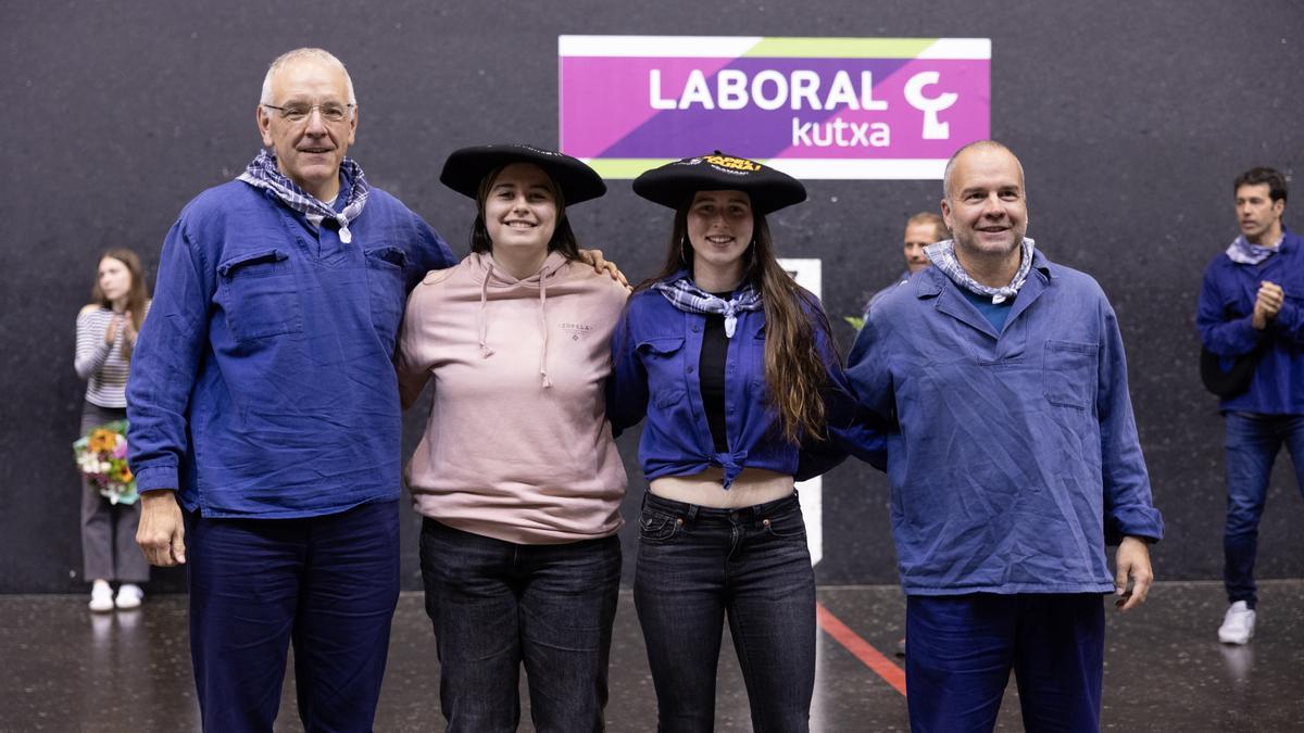Ihart Arakistain y Frida Watkins, con las txapelas de campeonas del Master Series de Zumaia.