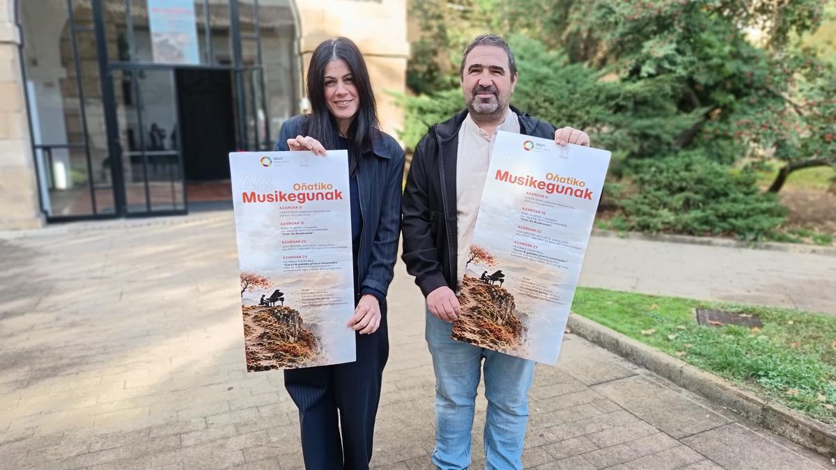 La técnica de Cultura, Edurne Soraluze, y el edil Iñaki Olalde en la presentación de Musikegunak.
