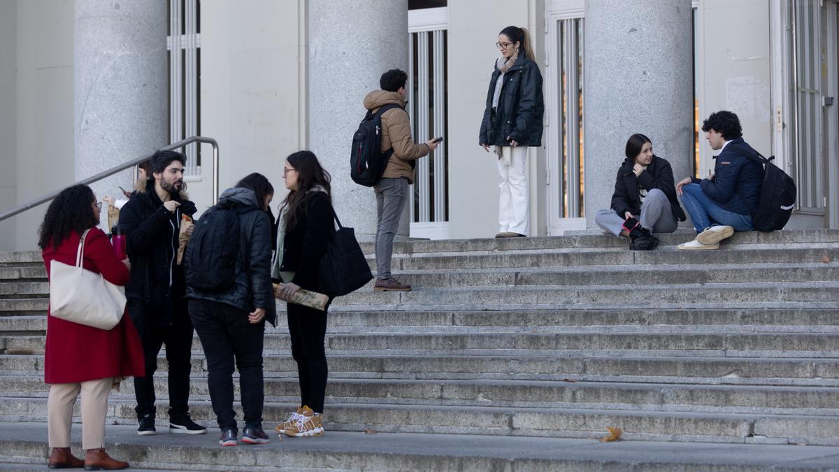 Un grupo de jóvenes universitarios.