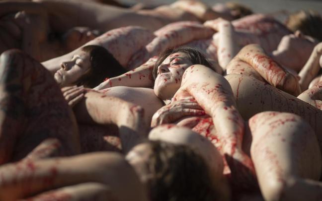 Activistas se desnudan para exigir a la Comisión Europea el cierre de las granjas peleteras