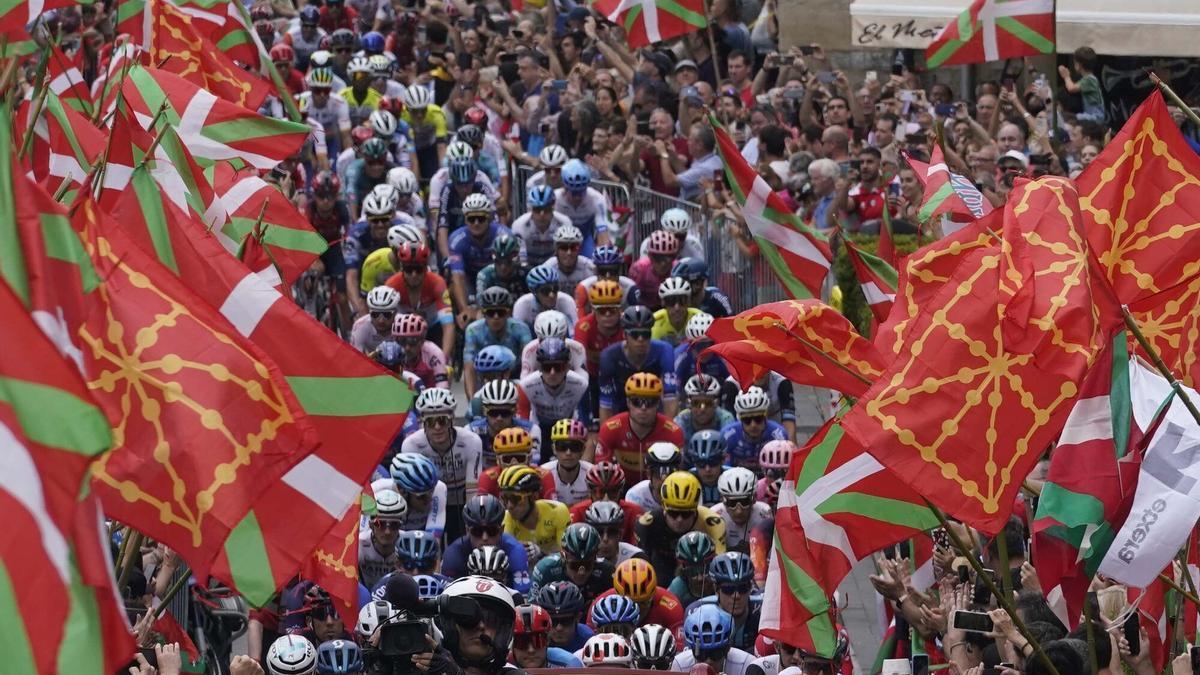 Salida de la segunda etapa del Tour, que unió Vitoria-Gasteiz con Donostia, entre un mar de ikurriñas y el gentío que se volcó con la carrera.