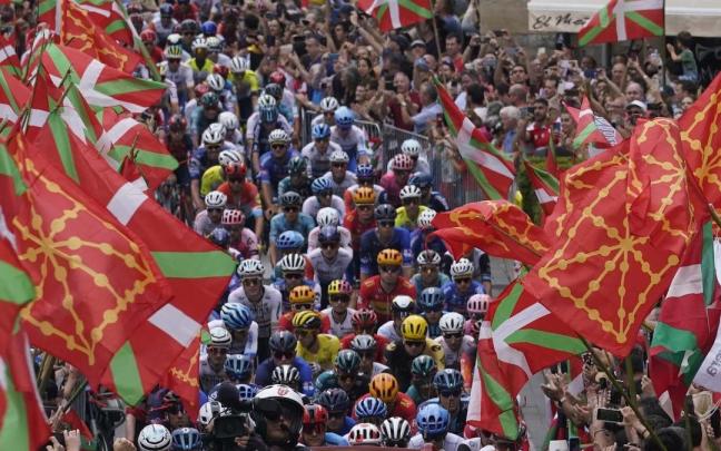 Salida de la segunda etapa del Tour, que unió Vitoria-Gasteiz con Donostia, entre un mar de ikurriñas y el gentío que se volcó con la carrera.