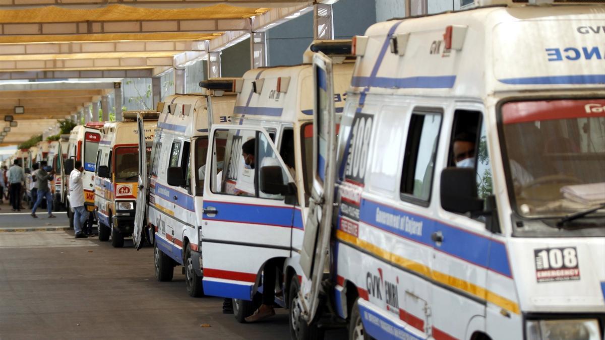 Foto de archivo de varias ambulancias en la entrada de un hospital en India.