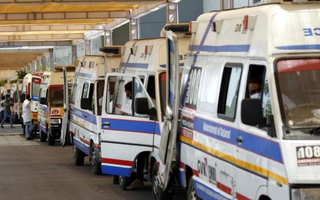 Foto de archivo de varias ambulancias en la entrada de un hospital en India.
