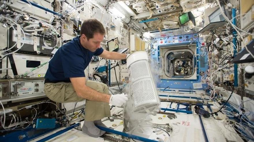 Un astronauta a bordo de la Estación Espacial Internacional.