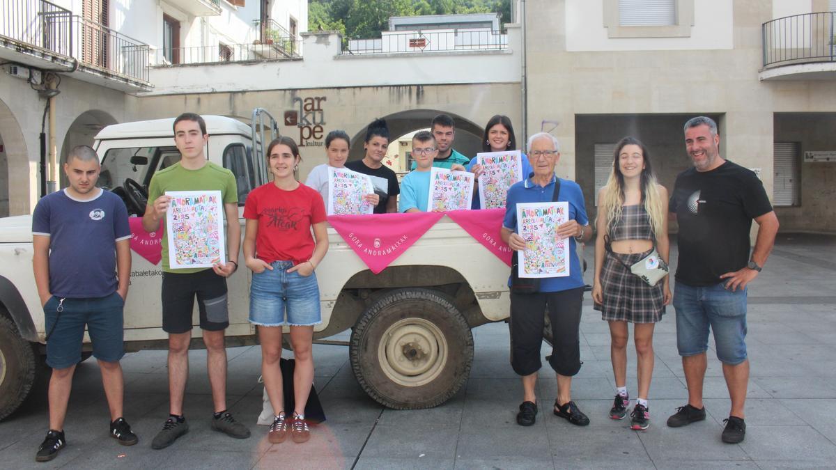 Representantes municipales y de diferentes colectivos que participan en las fiestas, y Uxue Llodio y Luka Iturbe (alkate txikis), en la presentación del programa.