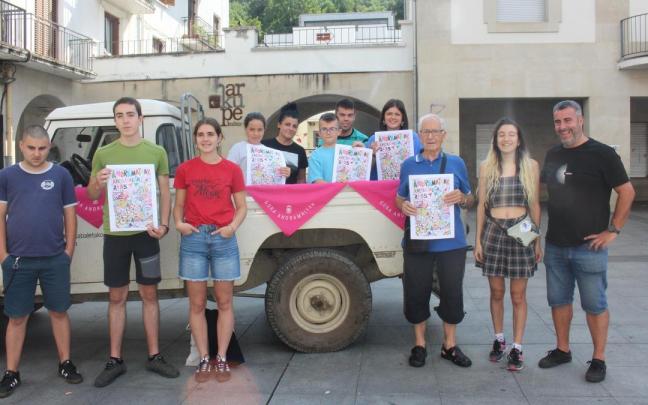 Representantes municipales y de diferentes colectivos que participan en las fiestas, y Uxue Llodio y Luka Iturbe (alkate txikis), en la presentación del programa.
