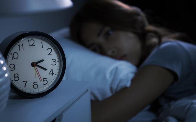 Una mujer ve pasar las horas sin poder dormir.