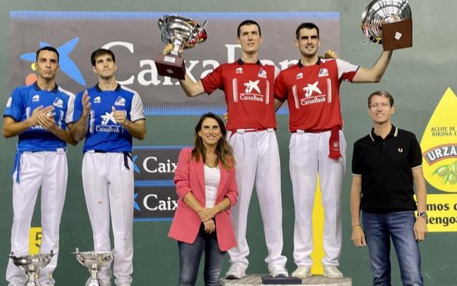 Los campeones Ezkurdia y Rezusta posan con sus trofeos Los campeones Ezkurdia y Rezusta posan con sus trofeos