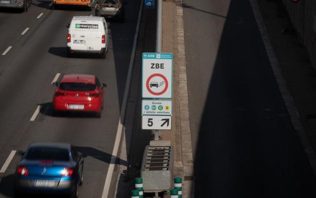 Un cartel delimita la Zona Bajas Emisiones (ZBE) en Barcelona