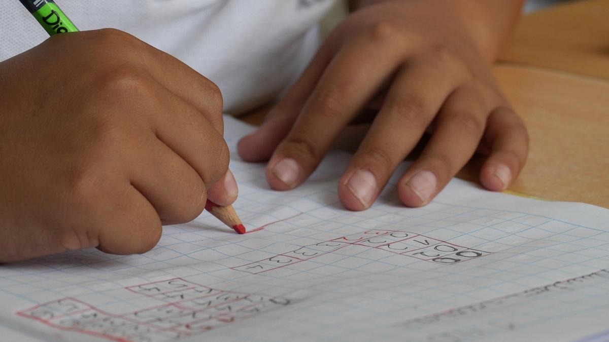 Un niños haciendo deberes de Matemáticas en su casa.