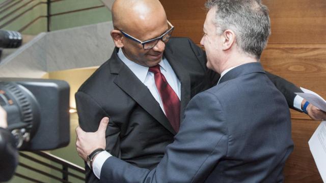 El líder de la Comisión de Verificación del desarme, Ram Manikkalingam, con Urkullu