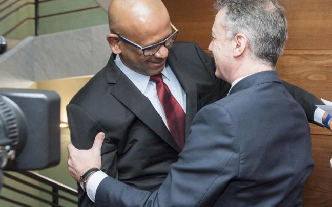 El líder de la Comisión de Verificación del desarme, Ram Manikkalingam, con Urkullu