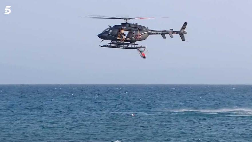 Bosco realiza una pirueta en el aire tras saltar del helicóptero.