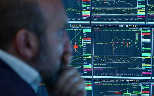 Un ‘broker’ sigue ayer la sesión bursátil en Wall Street.