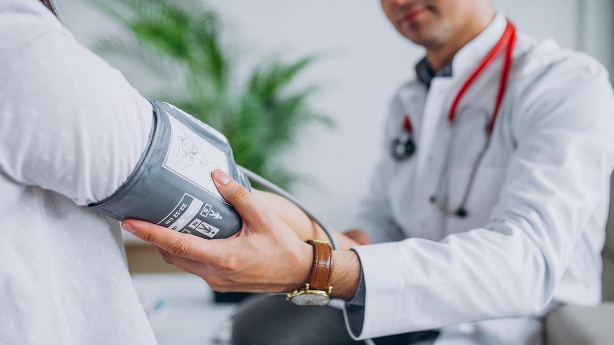 Médico toma la tensión a un paciente