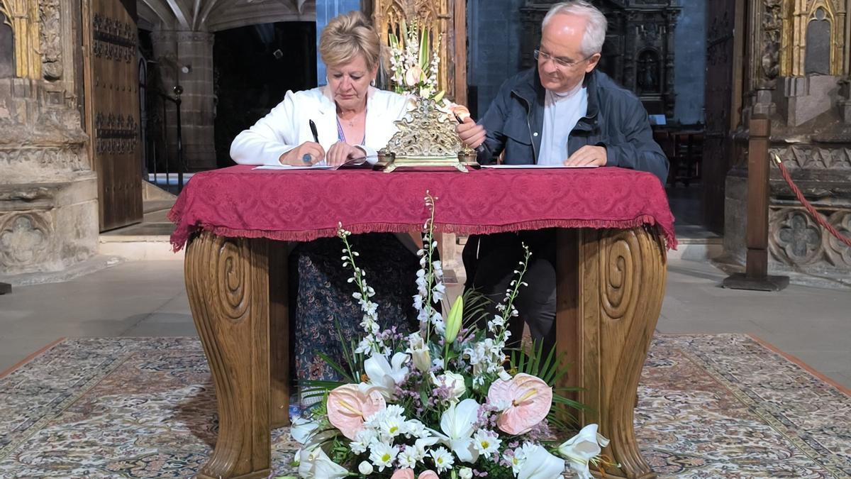 Arabako Foru Aldundiak eta Vitoria-Gasteizko Gotzaindegiak hitzarmen bat sinatu dute Laguardiako Erregeen Andra Mariren ataria kontserbatzeko.